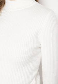 Born2be - Biały Sweter z Wiskozą i Golfem z Elastycznego Prążkowanego Materiału Nikiella. Okazja: na co dzień. Typ kołnierza: golf. Kolor: biały. Materiał: wiskoza, materiał, prążkowany. Styl: klasyczny, casual, elegancki #3