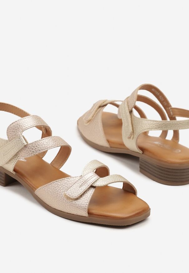 Born2be - Złote Sandały z Geometrycznymi Paskami Nevaelle. Okazja: na co dzień. Zapięcie: pasek. Kolor: złoty. Wzór: geometria. Sezon: lato. Styl: casual, elegancki