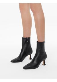 Kazar - Czarne skórzane botki na szpulkowym obcasie. Kolor: czarny. Materiał: skóra. Obcas: na obcasie. Wysokość obcasa: średni #2