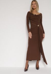 Born2be - Brązowa Dopasowana Sukienka z Ozdobnym Marszczeniem Trenem i Rozcięciem Alutria. Okazja: na wesele, na ślub cywilny. Kolor: brązowy. Długość rękawa: długi rękaw. Typ sukienki: dopasowane #1