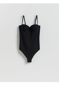 Reserved - Body z modulowanymi miseczkami - czarny. Kolor: czarny. Materiał: dzianina #1