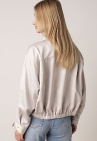 Born2be - Beżowa Kurtka Typu Bomberka Ozdobiona Kołnierzykiem Tellavan. Okazja: na co dzień. Kolor: beżowy. Materiał: poliester, jeans. Wzór: aplikacja. Styl: casual #8