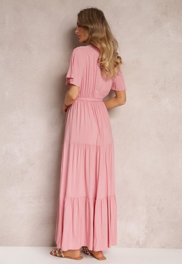 Renee - Różowa Rozkloszowana Sukienka z Falbanką i Wiązanym Paskiem Adotine. Kolor: różowy. Materiał: materiał. Sezon: wiosna, lato