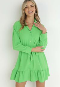 Born2be - Zielona Sukienka Koszulowa z Falbanką i Wiązanym Paskiem Fian. Kolor: zielony. Materiał: materiał. Długość rękawa: długi rękaw. Typ sukienki: koszulowe. Styl: klasyczny. Długość: mini #5