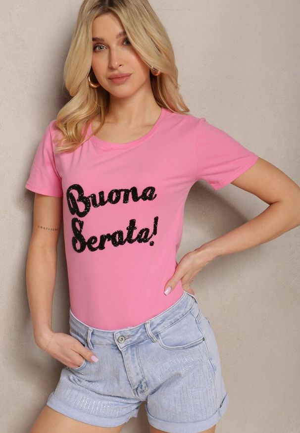 Renee - Różowy Casualowy T-shirt z Bawełny Wykończony Cyrkoniowym Napisem Lavisha. Okazja: na co dzień. Kolor: różowy. Materiał: bawełna. Wzór: napisy. Styl: casual