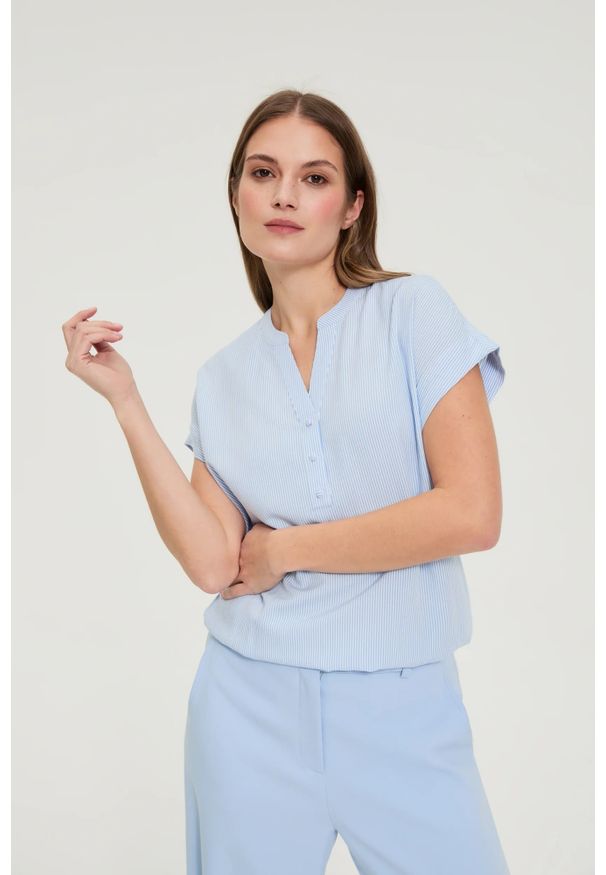 MOODO - Koszula w paski błękitna. Kolor: niebieski. Materiał: wiskoza. Wzór: paski