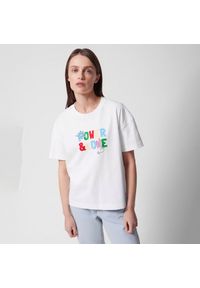 outhorn - T-shirt o kroju boxy z nadrukiem damski - biały. Kolor: biały. Materiał: materiał, bawełna, dzianina. Wzór: nadruk #3