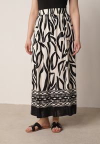 Born2be - Czarna Wiskozowa Rozkloszowana Spódnica z Geometrycznym Motywem Lilysa. Okazja: na co dzień. Kolor: czarny. Materiał: wiskoza. Wzór: geometria. Styl: elegancki, casual #1