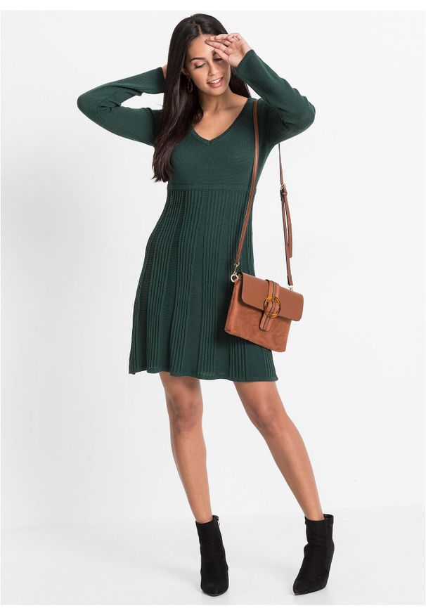 bonprix - Sukienka dzianinowa, petite. Typ kołnierza: dekolt w serek. Kolekcja: petite. Kolor: zielony. Materiał: dzianina. Wzór: gładki, ze splotem, prążki