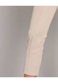SEDUCTIVE - Modelujące spodnie Capri. Okazja: na imprezę, na co dzień. Kolor: beżowy. Materiał: materiał. Wzór: gładki. Sezon: lato. Styl: klasyczny, casual, sportowy, elegancki #4