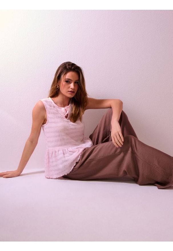 Sinsay - Wiskozowe spodnie wide leg - beżowy. Kolor: beżowy