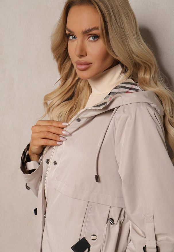 Renee - Jasnobeżowa Kurtka Typu Parka z Troczkami w Talii Kapturem i Kieszeniami Kaivara. Kolor: beżowy. Materiał: jeans. Styl: klasyczny