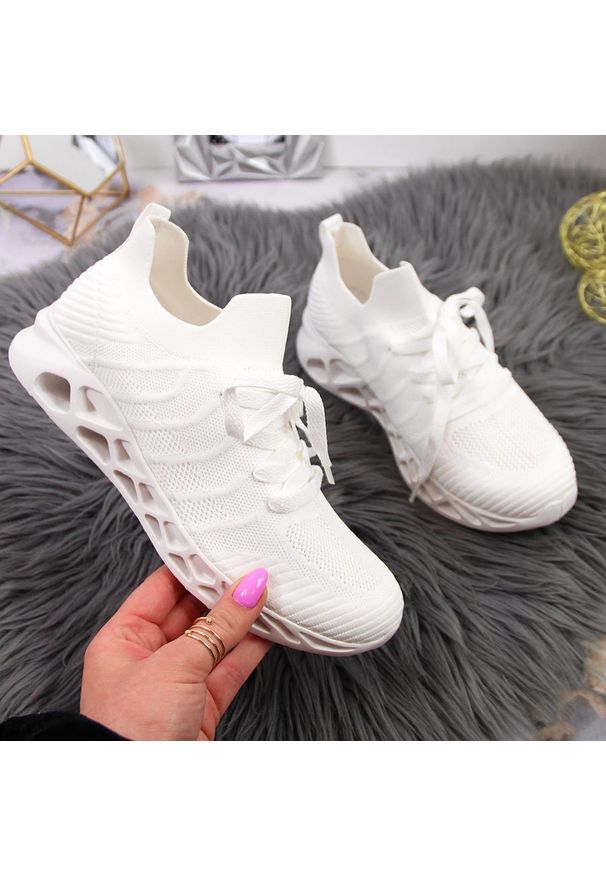 Buty sportowe damskie siatkowe białe McKeylor 8695. Okazja: na co dzień. Kolor: biały. Materiał: materiał. Szerokość cholewki: normalna