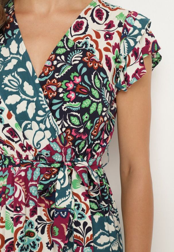 Born2be - Fioletowo-Niebieska Wiskozowa Sukienka z Gumką w Pasie i Materiałowym Paskiem w Talii Dimollia. Typ kołnierza: dekolt w kształcie V. Kolor: fioletowy. Materiał: wiskoza, materiał. Długość rękawa: krótki rękaw. Wzór: aplikacja. Sezon: lato. Styl: klasyczny, elegancki