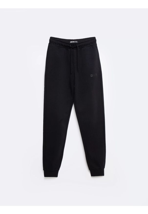 Big-Star - Spodnie damskie dresowe czarne Kathy 906. Kolor: czarny. Materiał: dresówka. Wzór: nadruk