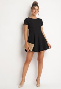Born2be - Czarna Rozkloszowana Sukienka z Krótkim Rękawem i Ozdobnymi Przeszyciami Meporea. Okazja: na co dzień. Kolor: czarny. Długość rękawa: krótki rękaw. Styl: klasyczny, casual, elegancki #6