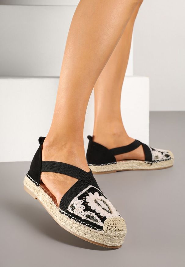 Born2be - Czarne Espadryle Boho z Haftem Elastycznymi Paskami i Plecionką Iloriva. Okazja: na co dzień. Zapięcie: pasek. Kolor: czarny. Materiał: koronka. Wzór: haft. Styl: boho