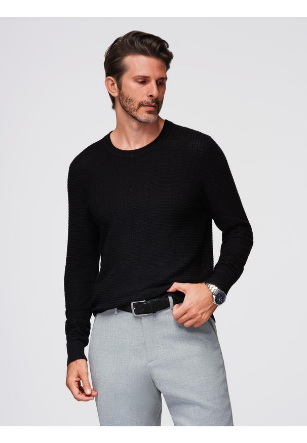 Ombre Clothing - Strukturalny męski sweter z okrągłym dekoltem – czarny V3. Okazja: na co dzień. Kolor: czarny. Materiał: dzianina, elastan, wiskoza, nylon, jeans. Wzór: ze splotem. Styl: casual