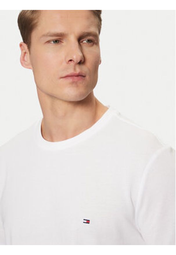 TOMMY HILFIGER - Tommy Hilfiger T-Shirt Global Stripe MW0MW38078 Biały Regular Fit. Kolor: biały. Materiał: bawełna