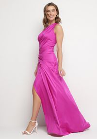 Born2be - Fuksjowa Sukienka na Jedno Ramię z Marszczeniem i Rozcięciem Talirisa. Okazja: na wesele, na imprezę, na ślub cywilny. Kolor: różowy. Typ sukienki: asymetryczne. Styl: elegancki, klasyczny #6