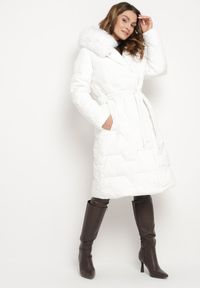 Born2be - Biała Pikowana Kurtka z Wiązanym Paskiem i Kapturem z Futerkiem Veratta. Okazja: na co dzień. Kolor: biały. Materiał: futro. Długość rękawa: długi rękaw. Długość: długie. Styl: casual, elegancki #3