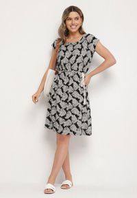 Born2be - Czarna Sukienka o Rozkloszowanym Kroju z Gumką w Pasie i Krótkim Rękawem Serive. Okazja: na co dzień, na spotkanie biznesowe. Kolor: czarny. Długość rękawa: krótki rękaw. Typ sukienki: rozkloszowane. Styl: biznesowy, klasyczny, elegancki, casual