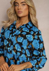 Renee - Niebiesko-Czarna Rozkloszowana Sukienka z Falbaną na Dole i Wzorem w Abstrakcyjne Róże Renaisse. Okazja: na co dzień. Kolor: niebieski. Styl: casual. Długość: maxi