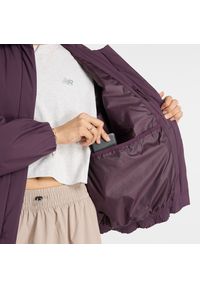 Kurtka damska New Balance WJ43506PLN – fioletowa. Kolor: fioletowy. Materiał: nylon. Styl: sportowy #3
