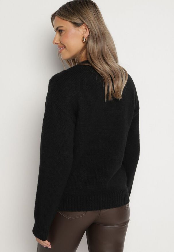 Born2be - Czarny Sweter z Wełną Ściągaczem i Tłoczeniem Riavonnae. Okazja: na co dzień. Kolor: czarny. Materiał: wełna. Styl: elegancki, klasyczny, casual, wizytowy