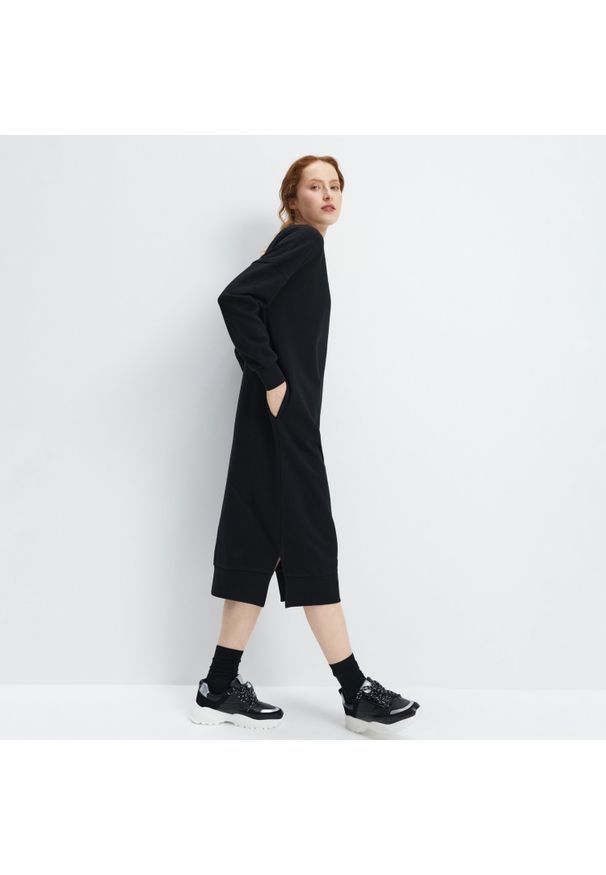 Mohito - Sukienka dresowa Eco Aware - Czarny. Kolor: czarny. Materiał: dresówka