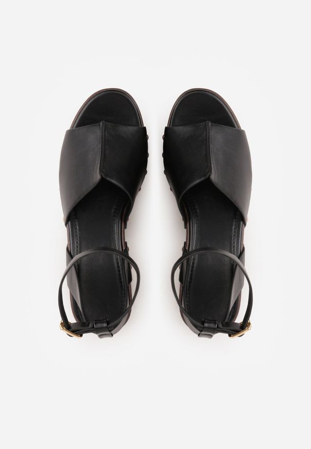 Born2be - Czarne Sandały na Koturnie i Platformie Ozdobione Nitami Rhethe. Okazja: na co dzień. Zapięcie: sprzączka. Kolor: czarny. Materiał: jeans. Wzór: aplikacja. Sezon: wiosna, lato. Obcas: na koturnie. Styl: elegancki, casual