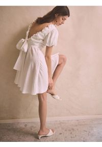 Reserved - Sukienka mini z ozdobną kokardą - biały. Typ kołnierza: kokarda. Kolor: biały. Materiał: wiskoza, tkanina. Długość: mini #1