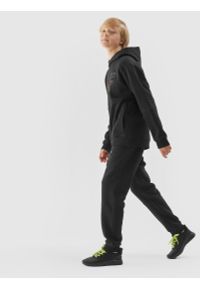 4F JUNIOR - Spodnie dresowe joggery chłopięce - czarne. Kolor: czarny. Materiał: dresówka