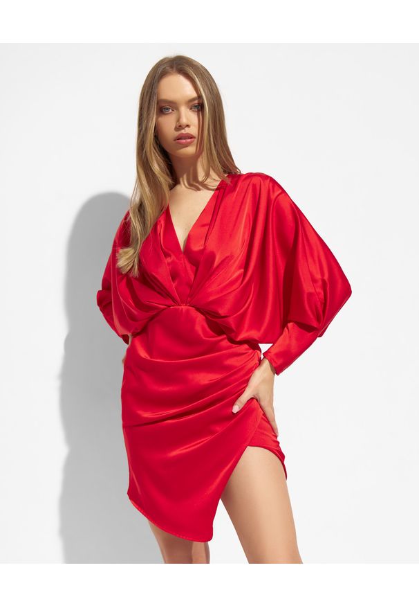 COSEL - Czerwona satynowa sukienka. Okazja: na imprezę. Kolor: czerwony. Materiał: satyna. Wzór: nadruk. Typ sukienki: kopertowe, asymetryczne. Styl: klasyczny, wizytowy. Długość: mini