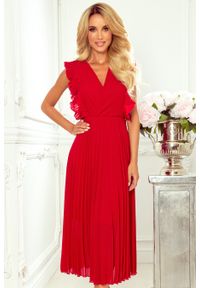 Numoco - Kopertowa Sukienka Midi z Plisowanym Dołem - Czerwona. Kolor: czerwony. Materiał: poliester, elastan. Typ sukienki: kopertowe. Długość: midi