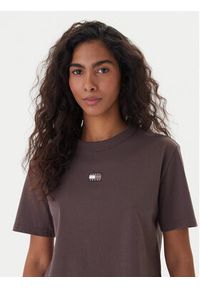 Tommy Jeans T-Shirt Badge DW0DW22202 Brązowy Boxy Fit. Kolor: brązowy. Materiał: bawełna #3
