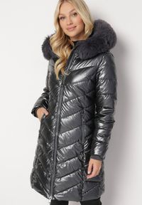 Born2be - Ciemnoszara Metaliczna Kurtka Pikowana z Kapturem Eclaris. Okazja: na co dzień. Typ kołnierza: kaptur. Kolor: szary. Materiał: futro, jeans. Długość rękawa: długi rękaw. Długość: długie. Wzór: aplikacja. Styl: casual, elegancki #5