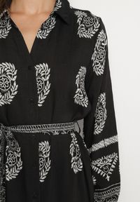 Born2be - Czarna Koszulowa Sukienka Ozdobiona Ornamentalnym Wzorem z Wiązanym Paskiem Roriola. Okazja: na co dzień, do pracy. Kolor: czarny. Materiał: wiskoza, tkanina, skóra. Wzór: aplikacja. Typ sukienki: koszulowe. Styl: casual, elegancki, klasyczny #4