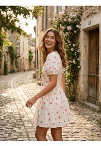 Sinsay - Bawełniana sukienka mini w kwiatki - wielobarwny. Materiał: bawełna. Wzór: kwiaty. Długość: mini #1