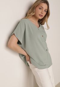Born2be - Jasnozielona Bluzka z Bawełną o Nietoperzowym Kroju z Guzikami Mistwin. Okazja: do pracy, na co dzień. Kolor: zielony. Materiał: bawełna. Styl: klasyczny, casual #1