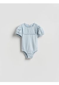 Reserved - Body z ażurową wstawką - jasnoniebieski. Kolor: niebieski. Materiał: bawełna. Wzór: ażurowy #1