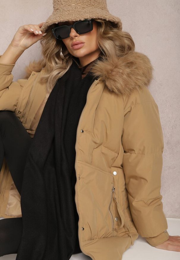 Renee - Beżowa Kurtka z Kapturem i Futerkiem Mastasa. Typ kołnierza: kaptur. Kolor: beżowy. Materiał: futro. Długość rękawa: długi rękaw. Długość: długie. Wzór: aplikacja. Sezon: zima