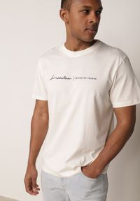 Born2be - Jasnobeżowa Koszulka T-shirt z Bawełny z Ozdobnym Nadrukiem Daphileia. Okazja: na co dzień. Kolor: beżowy. Materiał: bawełna. Długość: krótkie. Wzór: nadruk. Styl: casual #1