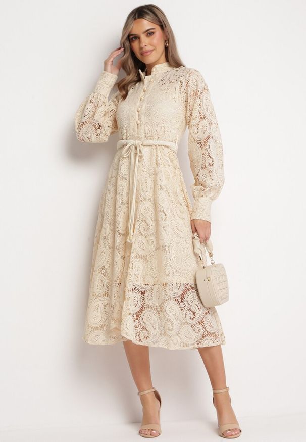 Born2be - Jasnobeżowa Koronkowa Sukienka Midi z Wiązanym Paskiem Azraella. Kolor: beżowy. Materiał: koronka. Długość rękawa: na ramiączkach. Długość: midi