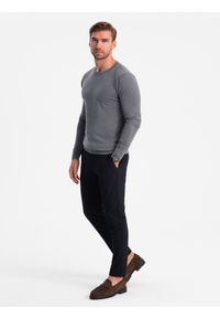 Ombre Clothing - Klasyczny sweter męski z wiskozą BASIC z okrągłym dekoltem – szary melanż V1. Okazja: na spotkanie biznesowe, do pracy, na co dzień. Kolor: szary. Materiał: wiskoza. Wzór: melanż. Styl: klasyczny #2