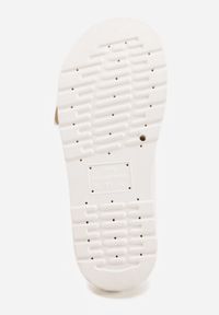 Born2be - Białe Klapki na Grubej Podeszwie z Dwoma Klamrami Xenienne. Okazja: na co dzień. Kolor: biały. Materiał: jeans. Wzór: ażurowy. Styl: casual, klasyczny #2