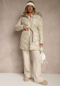 Renee - Beżowa Kurtka Pikowana z Odpinanym Futerkiem i Kapturem Ozdobiona Paskiem Olinesa. Kolor: beżowy. Materiał: futro. Wzór: aplikacja. Styl: klasyczny, elegancki #5