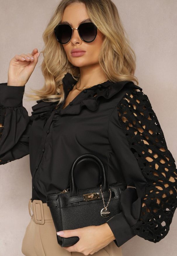 Renee - Czarna Koszula na Guziki z Ażurowymi Wstawkami i Falbanką Nalthea. Kolor: czarny. Wzór: ażurowy