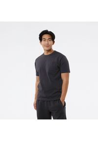 Koszulka męska New Balance MT23567PHM – czarna. Kolor: czarny. Materiał: materiał, bawełna. Wzór: napisy