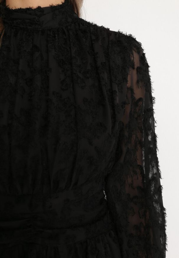 Born2be - Czarna Rozkloszowana Sukienka Koronkowa Mini Alatalo. Kolor: czarny. Materiał: koronka. Długość: mini